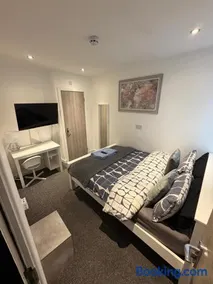 Large 6 Bed 6 Bathroom House - Ideal For Families, Large Groups, Contractors & Business Travellers - Image 4