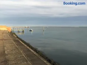 Centre of Yarmouth, Isle of Wight, sunny cottage - Image 4