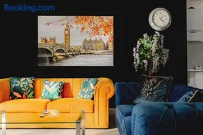 4-BR House Near-Harry Potter-SkyStudios-Sleep 8 & Work Stays - Image 5