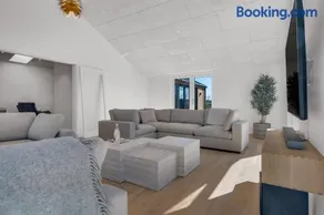 Luxury Pool House For 20 People With Activity Room And 6-Person Outdoor Spa - Image 3
