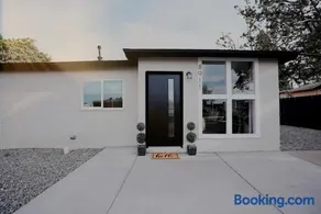 The White House, A Unique ABQ Stay in Central Location near Uptown - Image 2