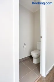Modern Clyde Family Retreat - Image 1