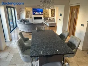 Luxury 5 Bedroom Group House near Cardiff Sleeps 13 with Sauna and a Games Lounge - Image 3