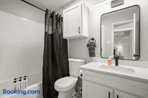 Central Austin - Parking - Sleeps 5 - Pet Friendly - Image 3
