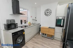 Perfect for Contractors & Families - Free Parking - Image 5