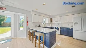Jacksonville Beach Home - Walk to Beach, Bars & Restaurants - Pet Friendly - Image 1