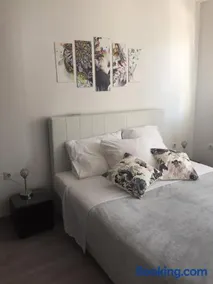 Apartment Yelena Rose West - Image 1