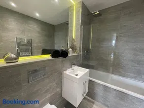 Superior Large Family Suite, Lux Living City Apartment, 2 Kingsize Bedrooms 2 Bath Business Suite WiFi Parking - Image 4