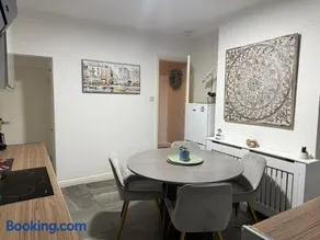 Stylish 2-Bed, Free Parking, Netflix, Coffee Machine, 5 mins from City Centre - Image 1