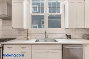 Classy Upscale Villa Perfect Uptown Location - Image 2