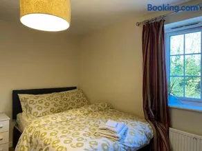Quiet Three-Bedroom Home in Stewartby with Ensuite and Workspace - Image 5