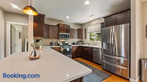 Spacious home centrally located by Science Center - Image 4