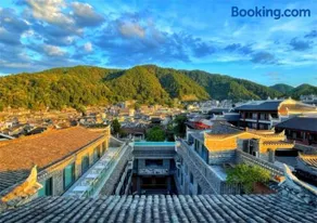 Phoenix Hall Historic Residence with Viral infinity pool rooftop bar Perfect photo spot 堂舍見山百年旧址设计师人文旅居院落 - Image 1
