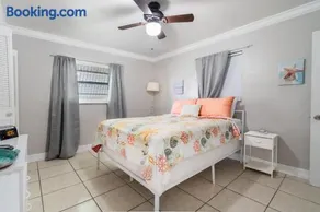 Spacious 3BR Family-Friendly Home Near Attractions - Image 4
