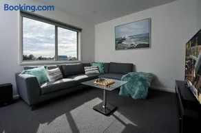 Luxury Pet-Friendly 4BR Home Walk to Beach - Image 5