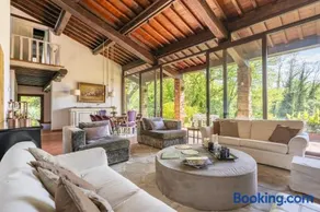 Designer Villa with Private Garden & Jacuzzi - Image 1