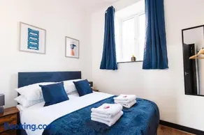 Stylish Town Centre Suite by Traboule Properties LTD - Image 1