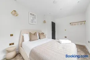 Arte Stays - Serviced Apartments for Leisure and Business - Private Parking - 12 minutes walking from Wembley Stadium - Image 2