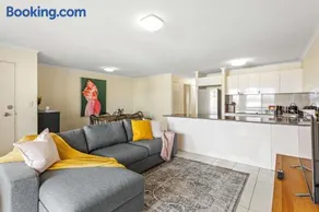 Family-Friendly 2 Bed Retreat Yard Parking Albion - Image 3