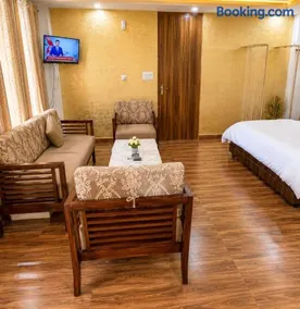 Shiv - The Luxurious Gold Studio in Jaipur - Image 2