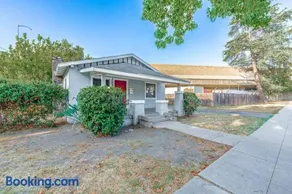 Charming Monrovia Bungalow Near Pasadena and LA - Image 2
