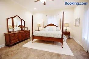 In the HEART of Knoxville3BR 2BA Sleeps 10 - Image 2