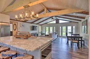 Lush Gilbert House with Outdoor Oasis on Lake Murray - Image 3