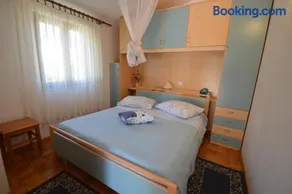 Franka 1 Apartment with terrace near the Beach, Artatore Mali Lošinj - Image 3