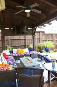 Luxurious 5-Bed home with heated Pool, Jacuzzi, Media Room, Grill and several living spaces! - Image 4