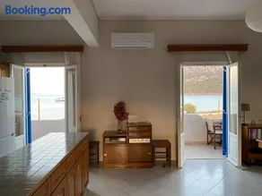 Traditional Greek house by the beach - Image 4