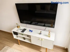 Apartamento 2 Quartos para 8 Pessoas com Garagem Ar Condicionado Escritório privativo WiFi6 800Mb em Frente ao Hospital Sadalla - Image 3