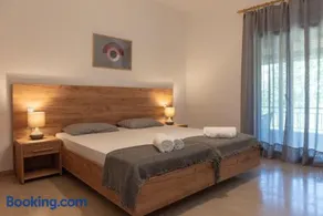 Tony's Garden House - Image 2