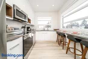NEW - Chic Modern 3BDRM - Central - WiFi - Netflix - Image 5