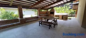 Refúgio em meio a montanhas com cachoeira e praia - Image 4