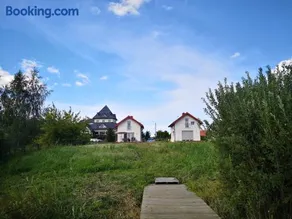 Dom nad jeziorem z prywatnym pomostem i linią brzegową - Image 1