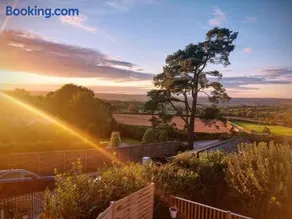 Suite style Apartment near Lyme Regis with Kitchen, Dining area, Settee Sofabed - Kingsize Bed with Double Bath & Shower En-Suite - Stunning Countryside Views - Free WiFi & Parking - Tea Room opposite serving local produce - Image 1