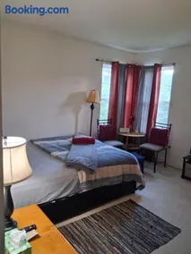 Spacious Room with TV near RIC, Downtown - Image 4
