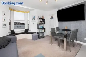 Beach Front Flat Shaldon with Parking - Image 3