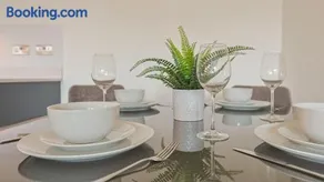 2-Bedroom Modern apt with Gym, roof terrace, Free Parking and 3 min walk to train st - Image 4
