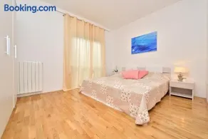 Beachfront Skoblar Holiday Home with Seaview - Image 2