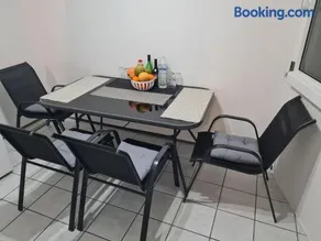 Cosy Room in a 3 Bedroom Flat - Image 1