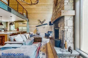 Mountain lodge with hot tub game room and home theater - Image 4
