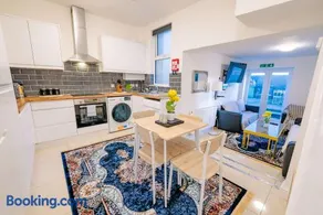 Spacious 4BR 4 Bathrooms Cardiff Home with Free Parking - Image 2