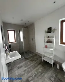 BlueWillow Holiday Let Entire House with Outdoor Sauna - Image 3