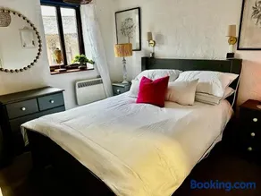 Smugglers Cottage converted Barn with Pool & Jacuzzi NR Lyme Regis - Image 2