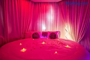 Jacuzzi Privatif, Lit Rond XXL, Sofa Tantra, Jardin - Image 1