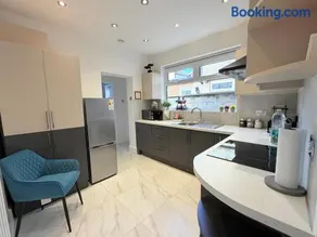 The Cosy Nest Modern - 3BR House - Sleeps 7 - Near City Centre - STARLINK Wi-fi - Image 3