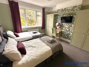 The Tudors Modern 3-Bed Home with Fast WiFi, Private Drive & Near Town Center - Image 3