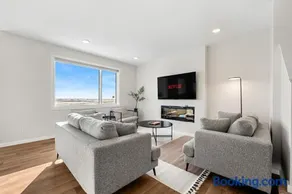 Large Single Detached House with Pool Table, Sleeps 12 and King Bed - Image 1