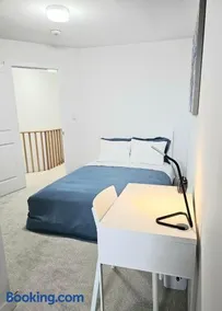 CEDAR Double Room with attached private Bathroom and Balcony in Toronto, ON, Canada - Image 4